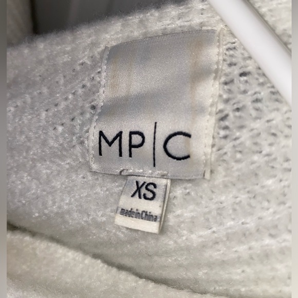 Cozy fall knotted sweater🍂 - Picture 4 of 6